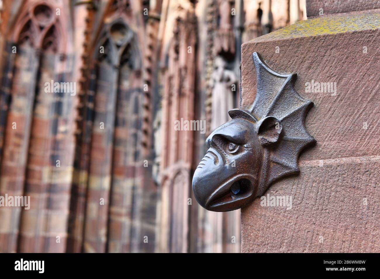 Kleine Stein-Wasserspeier-Kopfskulptur als Teil des berühmten Straßburger Doms in Frankreich Stockfoto