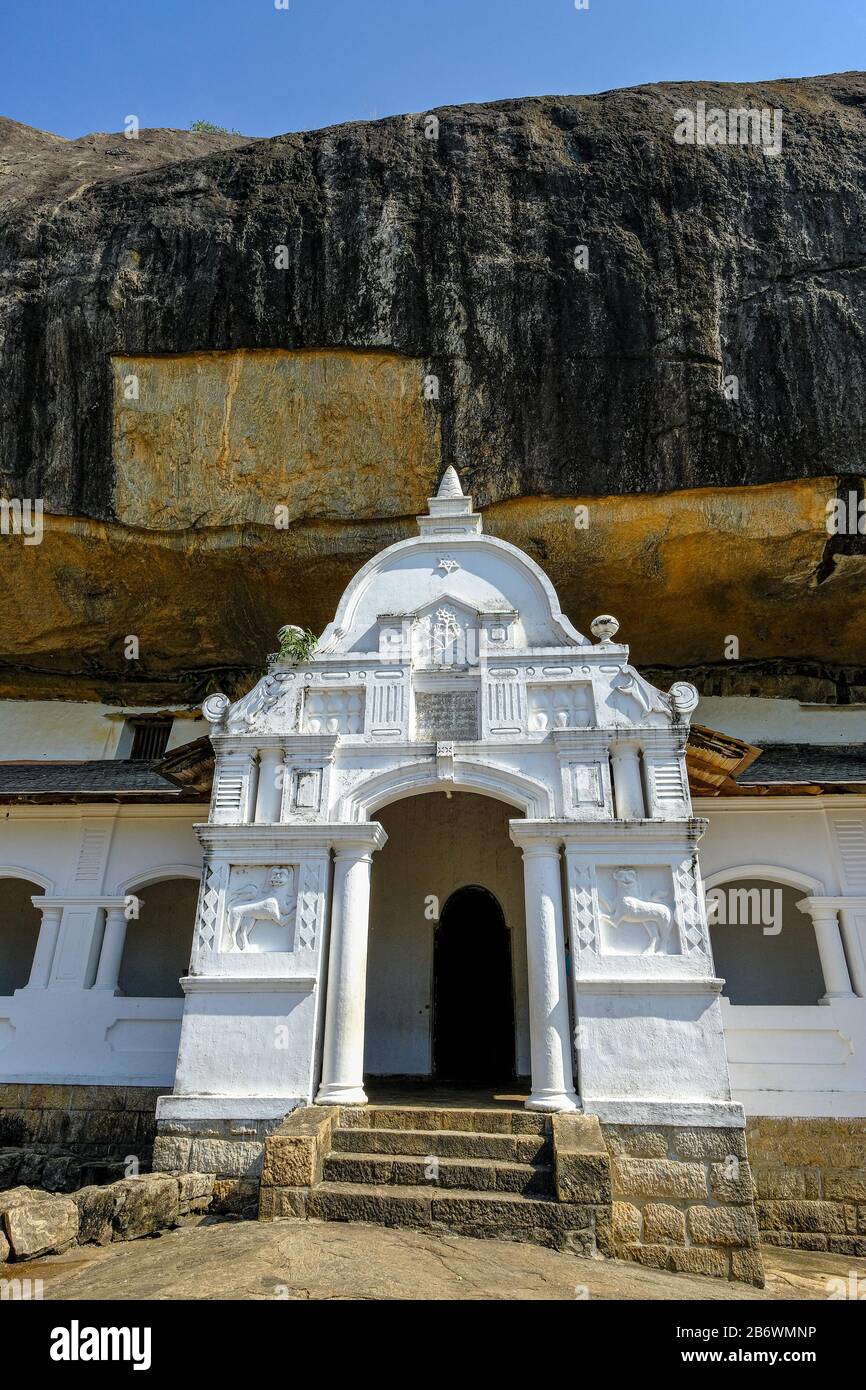 Dambulla-Höhlentempel in Dambulla, Sri Lanka. Die Hauptattraktionen verteilen sich auf 5 Höhlen, die Statuen und Gemälde enthalten. Stockfoto