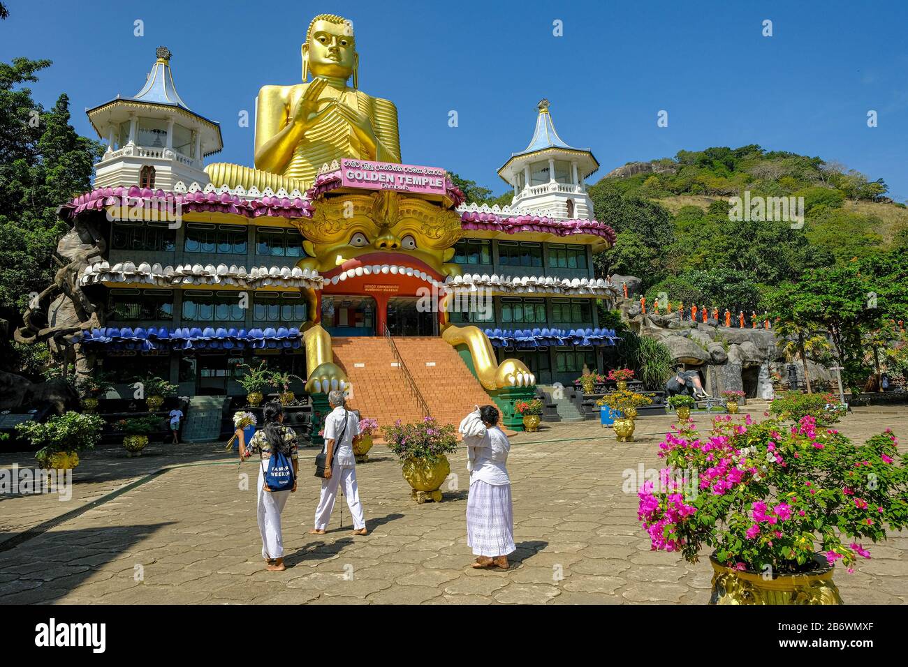 Dambulla, Sri Lanka - Februar 2020: Menschen, die den Goldenen Tempel von Dambula am 8. Februar 2020 in Dambulla, Sri Lanka besuchen. Stockfoto