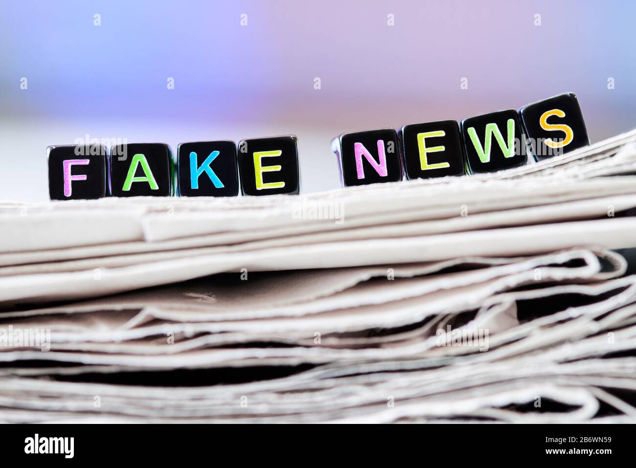 Fake News, Fake Post Fakt. Gefälschtes Nachrichtenkonzept. Nahaufnahme, selektiver Fokus Stockfoto