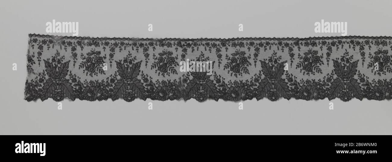 Japonstrook van kloskant traf Varens Japon Streifen aus schwarzer Bobbinspitze: Chantilly-Seite. Auf einem leeren Netzabstand befindet sich eine geschlossene Grenze mit Muscheln, die mit einer Girlande von Blumen und Blättern gefüllt ist. An den Schnittpunkten befindet sich eine kleine Schale mit hängender Rose, Wo: Über einem aus vier großen Farnblättern hochgehauenen Schlagstrauß und einem bis an die Oberkante reichenden Blumenspray. Hier verläuft ein horizontaler Efeurang mit hängenden Ästen, während auf der oberen Platte die großen Jakobsmuscheln dieses Efeurangs von einem großen Blumenstrauß, unter anderem mit einer tulp, abhängen. Hersteller: Laceworker: Anonymer lo Stockfoto