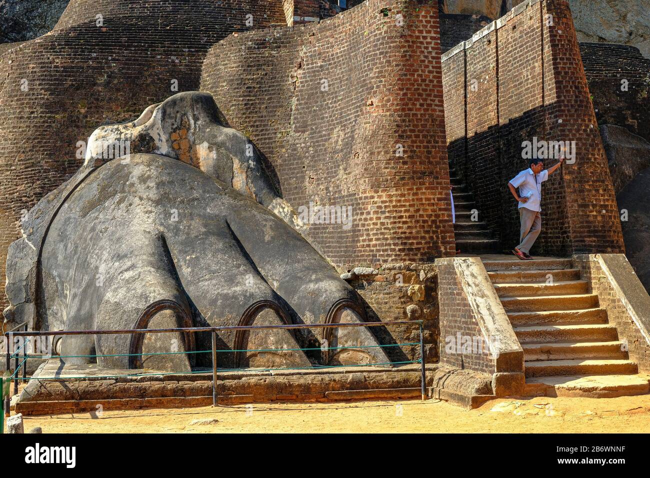 Sigiriya, Sri Lanka - Februar 2020: Menschen, die am 9. Februar 2020 in Sigiriya, Sri Lanka, die Festung Sigiriya Rock besuchen. Stockfoto