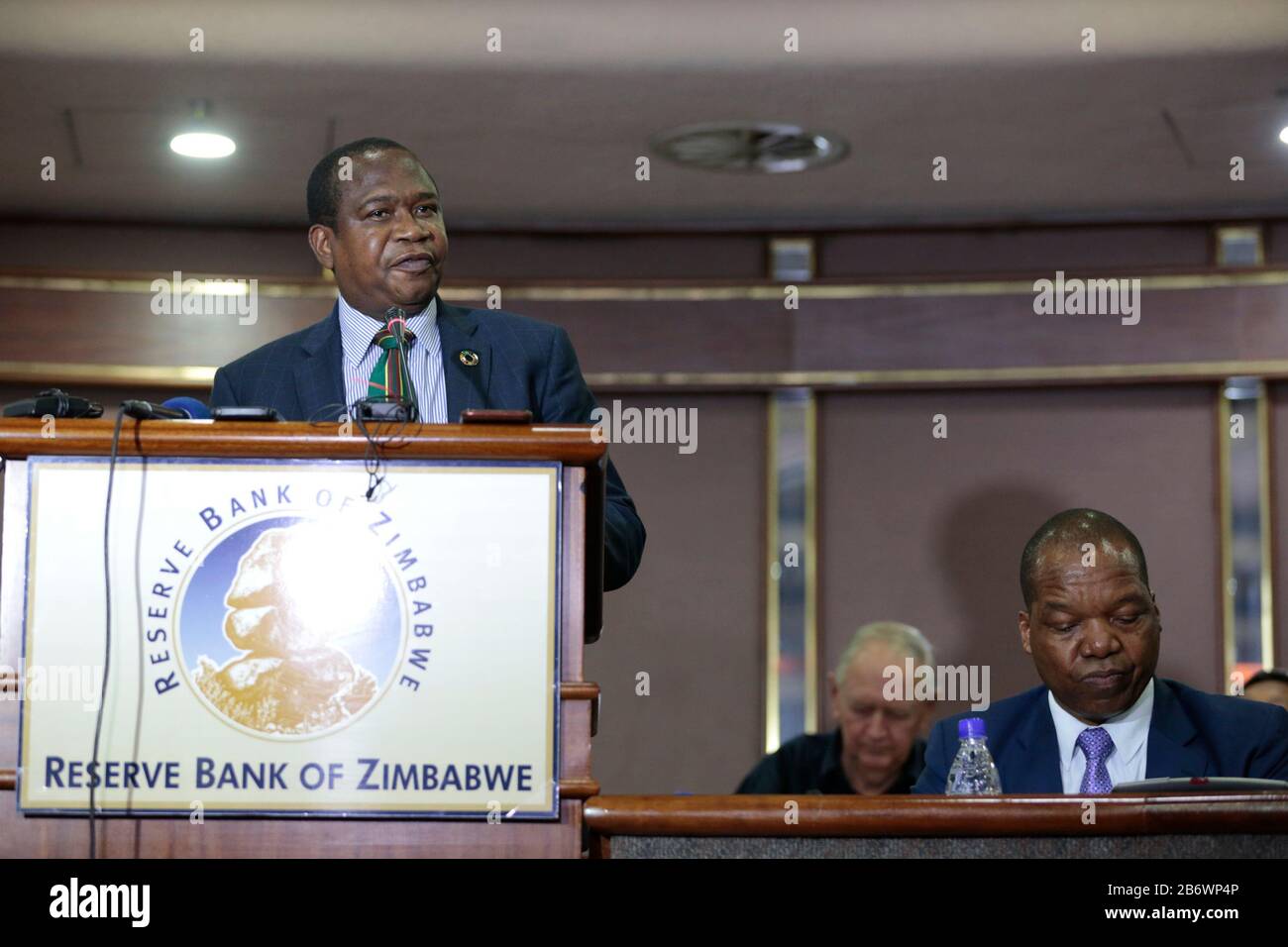 Harare, Simbabwe. März 2020. Simbabwes Finanz- und Wirtschaftsentwicklungsminister Mthuli Ncube spricht am 11. März 2020 eine Pressekonferenz in Harare, Simbabwe an. Die Regierung Simbabwes hat am Mittwoch ein verwaltetes Wechselkurssystem eingeführt und eine Task Force zur Währungsstabilisierung eingesetzt, da es darum kämpft, die durch die Wechselkursvolatilität verursachte Inflation einzudämmen. Credit: Shaun Jusa/Xinhua/Alamy Live News Stockfoto