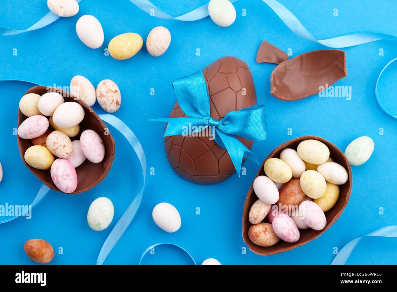 Schokolade Ostereier mit bunten Süßigkeiten Stockfoto