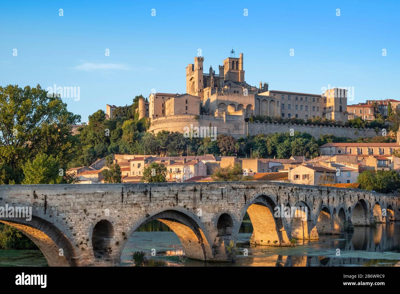 Europa, Frankreich, Occitanie. Die Kirche Saint Nazaire und die alte Brücke in der befestigten Stadt Beziers auf einem Felsvorsprung über dem Fluss Orb Stockfoto