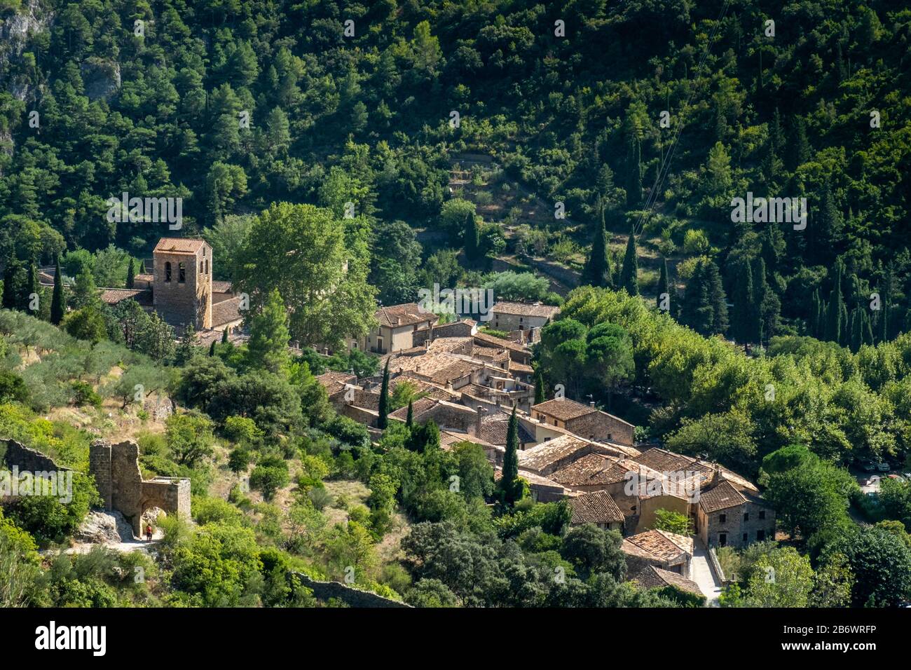 Frankreich, Okzitanien, Herault, Gellone-Tal. Erhöhte Ansicht des mittelalterlichen Dorfes Saint-Guilhem-le-Desert zeigt die Abtei von Gellone Stockfoto