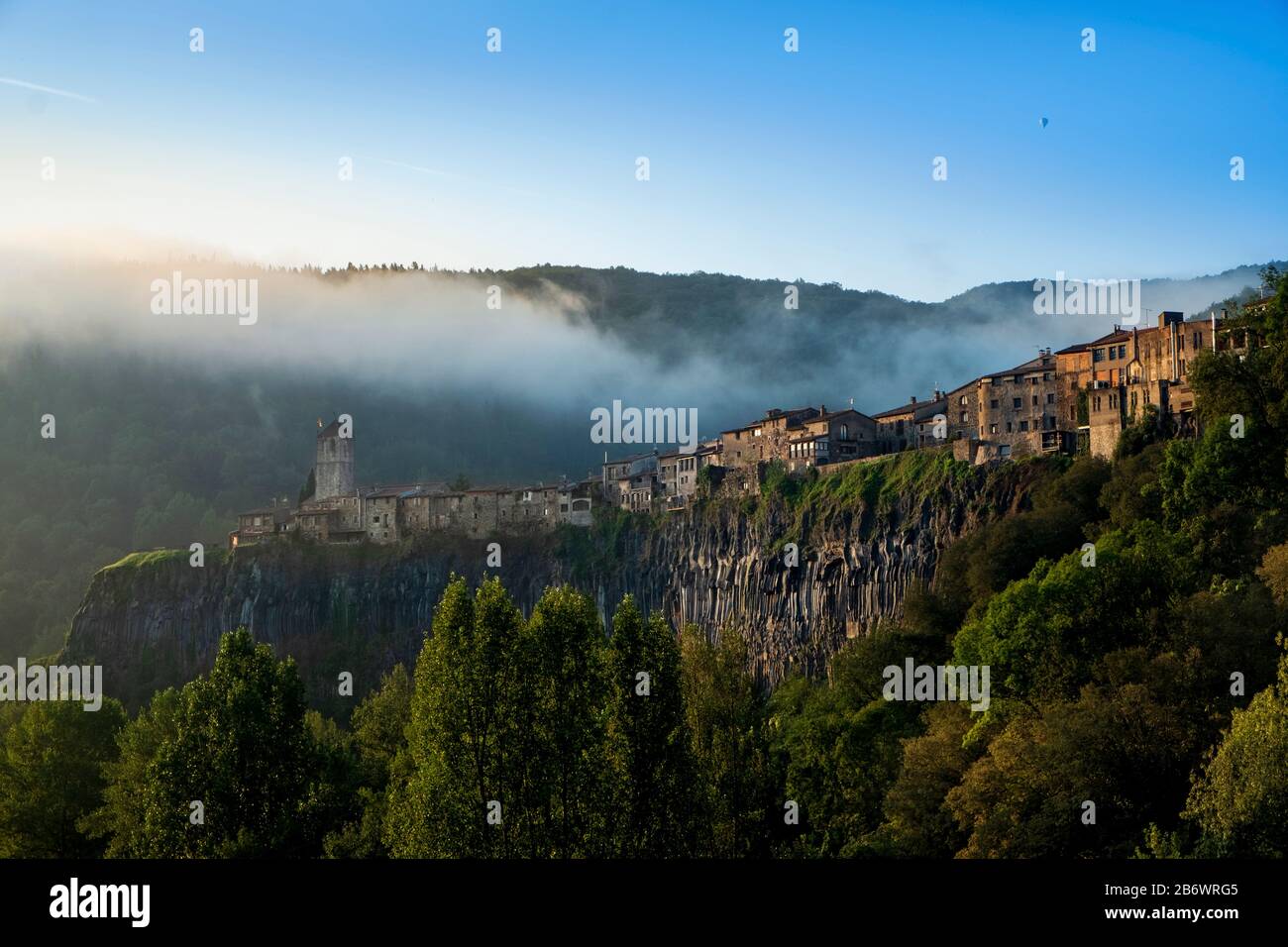 Katalonien, Girona, Castelfollit de la Roca. Mittelalterlichen Dorf, auf einem Vulkanrücken im Park der Vulkanzone Garrotxa, Pyrenäen Stockfoto