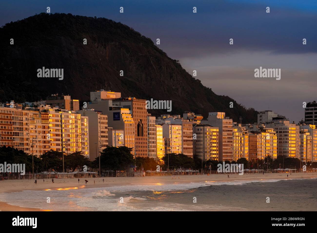Südamerika, Brasilien, Rio de Janeiro. Strand von Leme und Hügel von Leme Stockfoto