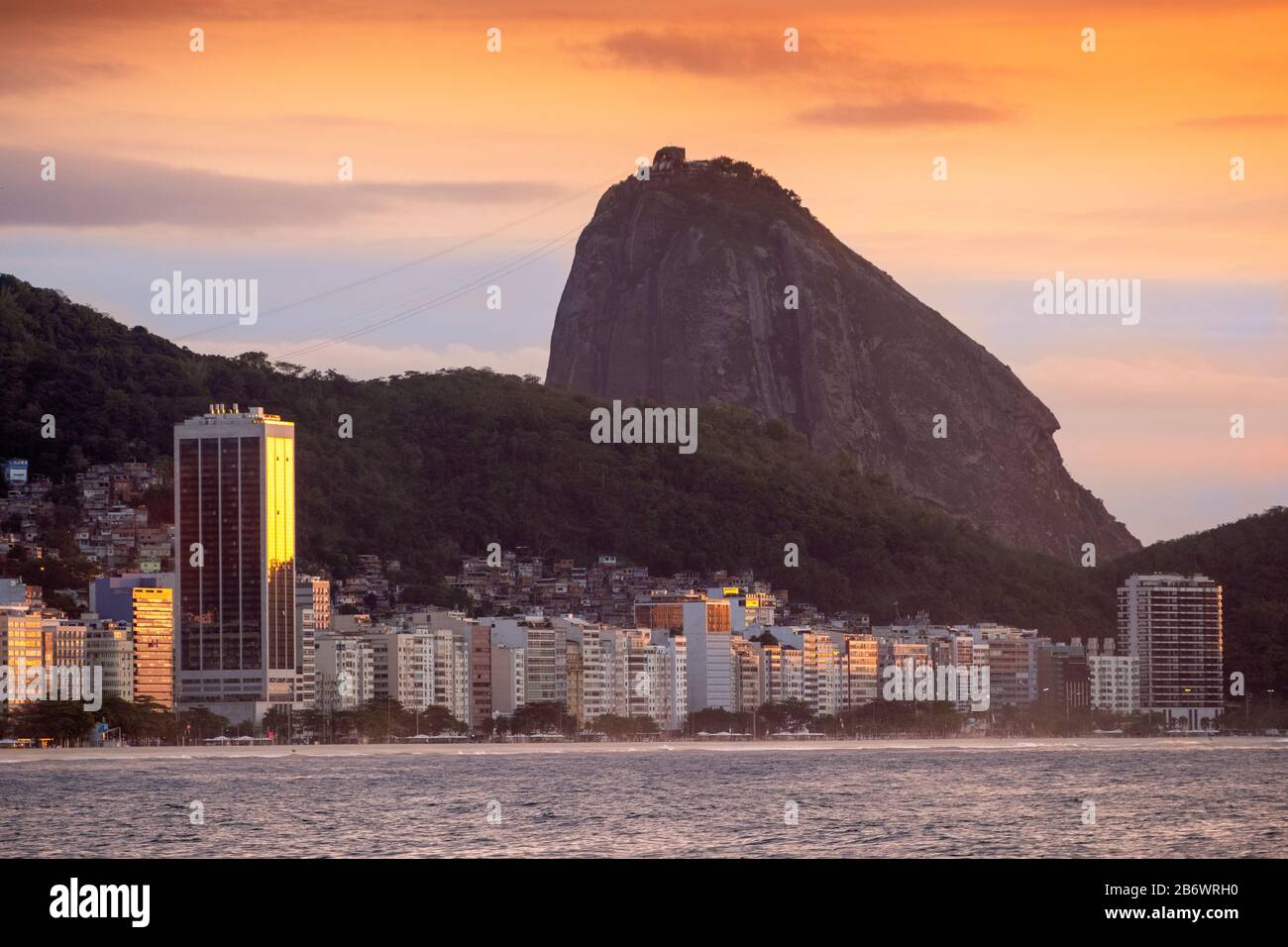 Strand Copacabana Leme und der Berg Sugar Loaf in Rio de Janeiro, Brasilien Stockfoto