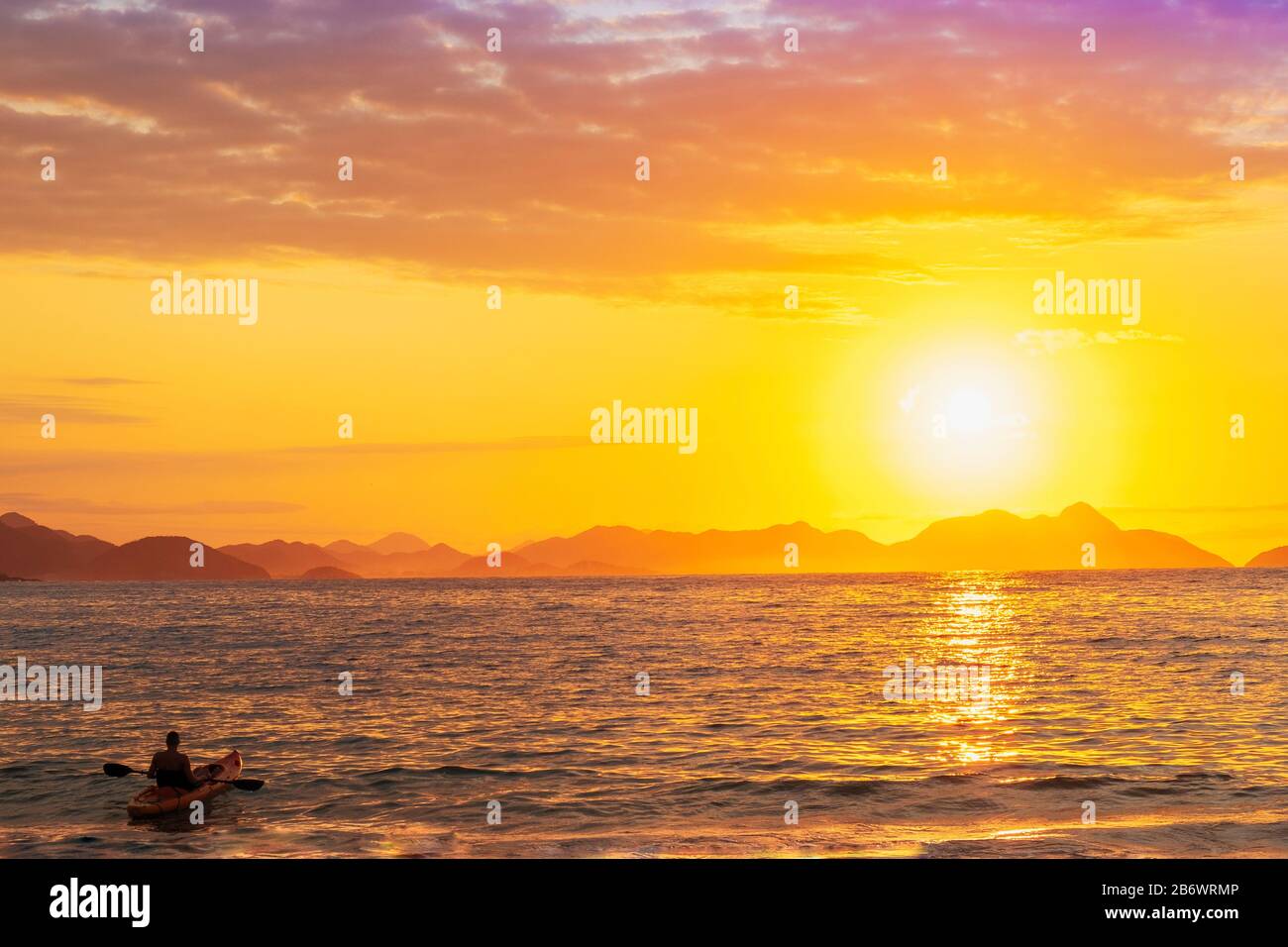 Brasilien, Rio de Janeiro. Eine Kanutin am Meer am Strand von Copacabana Stockfoto