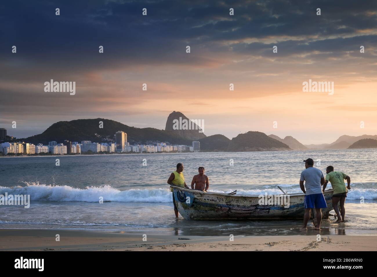 Lokale Fischer am Strand von Copacabana im Morgengrauen Stockfoto