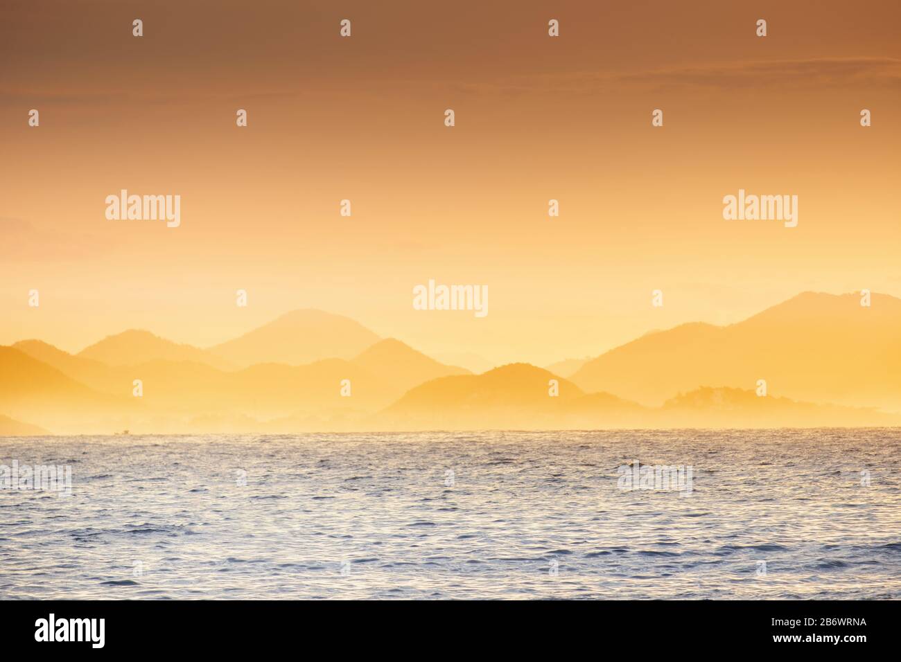 Blick auf das Meer und die Berge Stockfoto