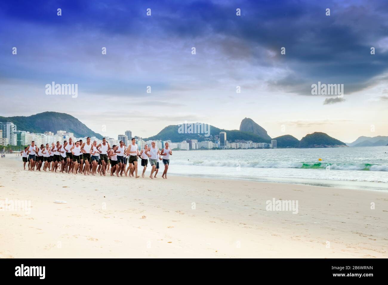 Brasilien, Rio de Janeiro, Copacabana. Brasilianische Marinekadetten trainieren am Strand Stockfoto