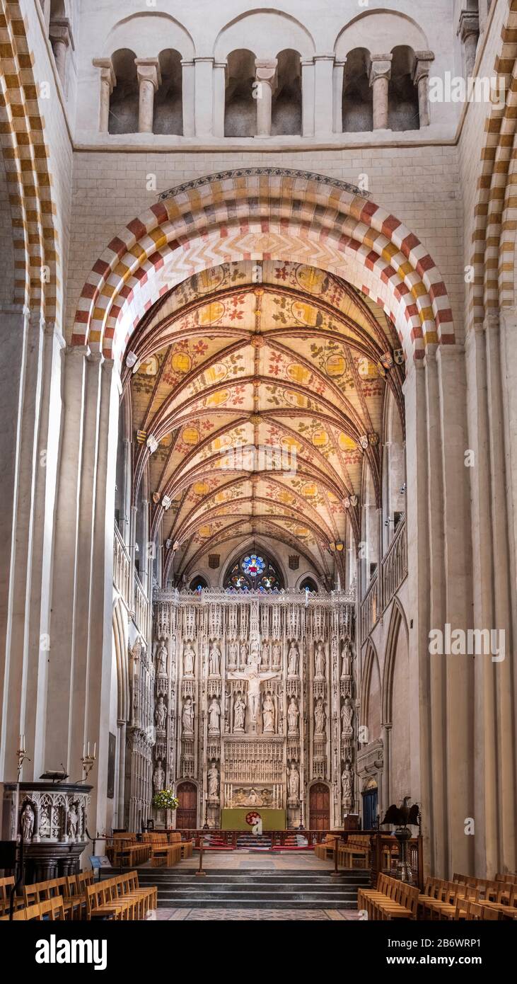England, Hertfordshire, St. Alban's. Das Quire und das Langhaus der Kathedrale von St. Alban, die die berühmte Leinwand von Wallingford zeigen Stockfoto