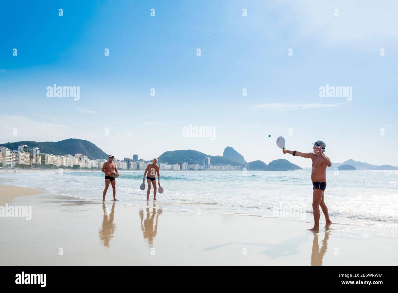 Einheimische, die Freskobol oder Strandtennis am Strand von Copacabana in Rio de Janeiro, Brasilien, spielen Stockfoto