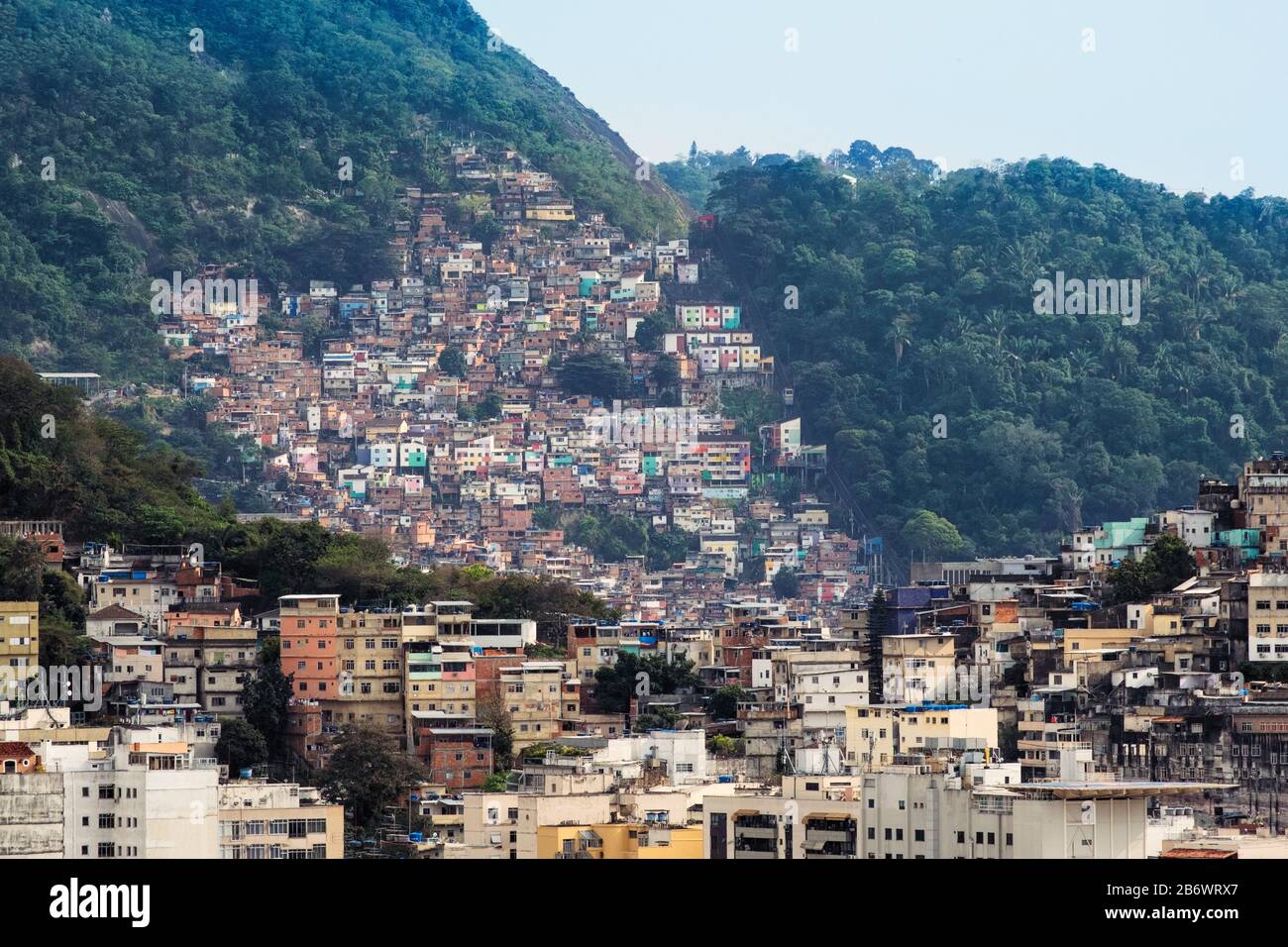 Brasilien, Rio de Janeiro. Slum Behausungen in der Morro da Babilonia favela direkt oberhalb des Copacabana Strandes Stockfoto