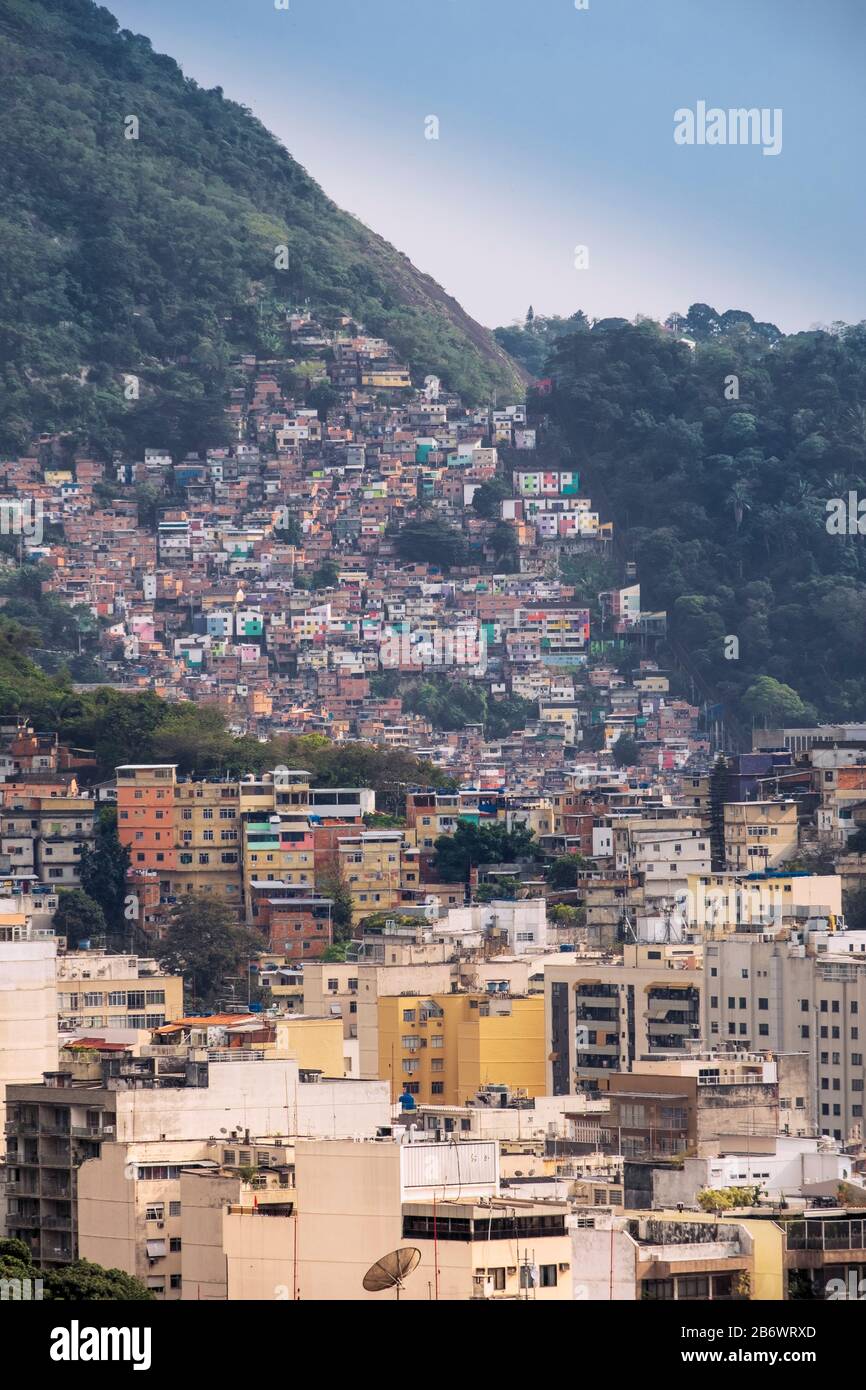 Brasilien, Rio de Janeiro. Slum Behausungen in der Morro da Babilonia favela direkt oberhalb des Copacabana Strandes Stockfoto