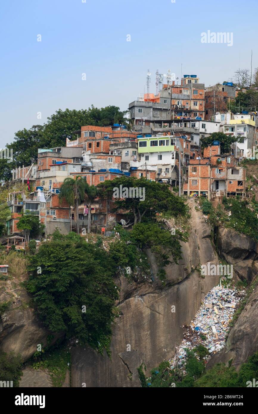 Brasilien, Rio de Janeiro. Slumwohnungen in Pawao Pavaozinho Favela knapp oberhalb des Copacabana-Strandes mit ausrangierten Müll vom Hügel abgeworfen Stockfoto