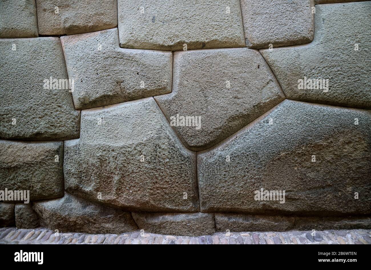 Wundervolle Mauer aus Inka-Stein im Historischen Zentrum von Cuzco, Peru, Südamerika Stockfoto