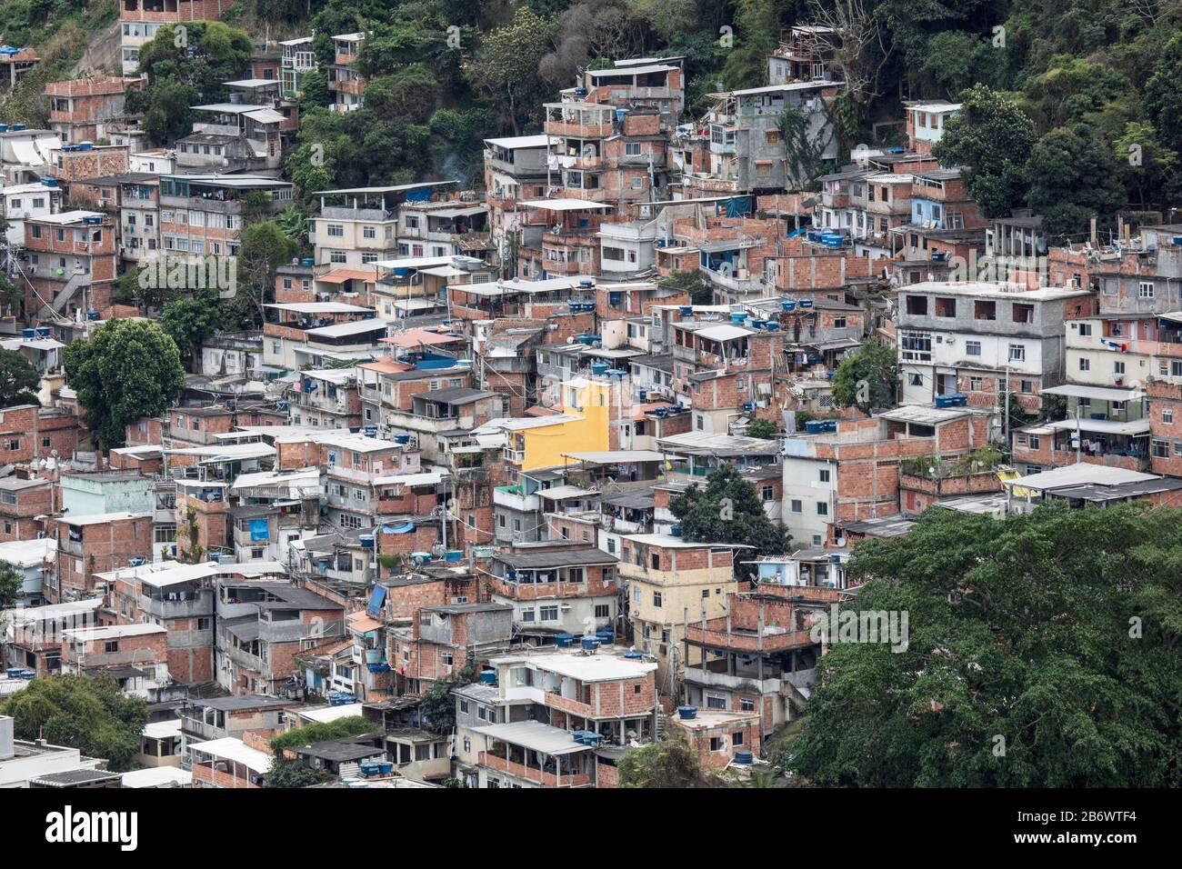Brasilien, Rio de Janeiro. Slum-Wohnungen in Pawao Pavaozinho Favela direkt oberhalb des Copacabana-Strandes Stockfoto