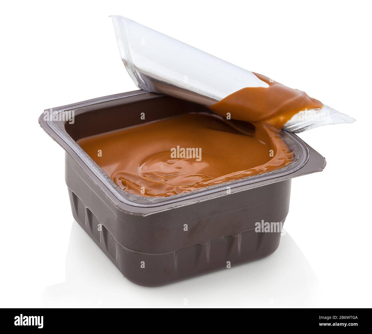 Schokoladencreme in Kunststoffbehälter. Curdy Dessert mit Schokoladengeschmack. Auf Slowakisch heißt es: Termix. Kakao-Delikatesse. Isoliert auf weißem Hintergrund mit Witz Stockfoto