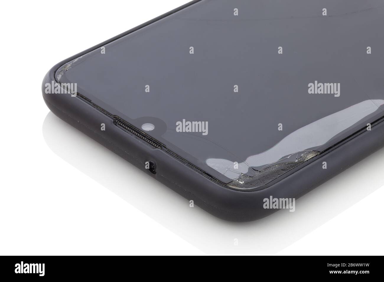 Beschädigtes Smartphone-Schutzglas. Mit Luft unter dem Glas. Oben links. Gerissene Oberfläche des Telefons. Isoliert auf weißem Hintergrund mit s Stockfoto