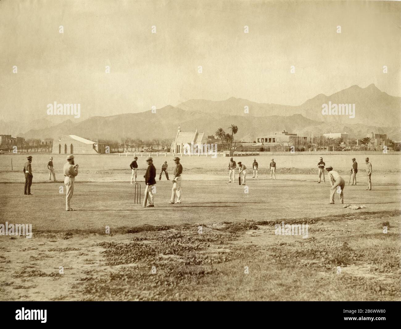 Diensthabende britische Armeebeamte, die Cricket auf dem Paradeplatz in Kohat, Indien, (Pakistan) c. Spielen Im Jahr 1862. Dies ist sicher;y eines der ersten, wenn nicht das erste Foto des Spiels, das in Indien gespielt wird Stockfoto