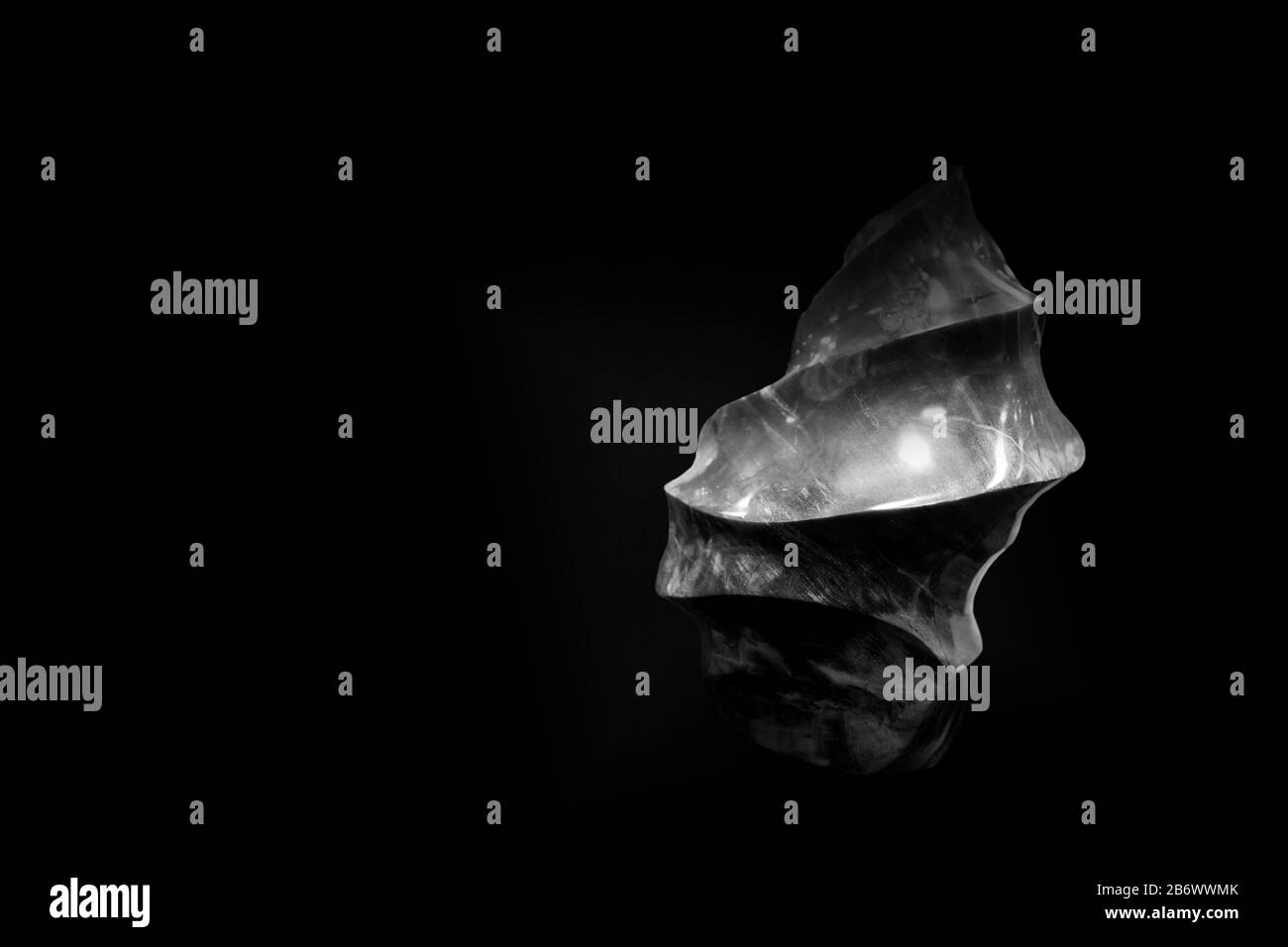Schön poliertes spiralförmiges Stück roher Jaspis, monochromer minimalistischer Stil Stockfoto