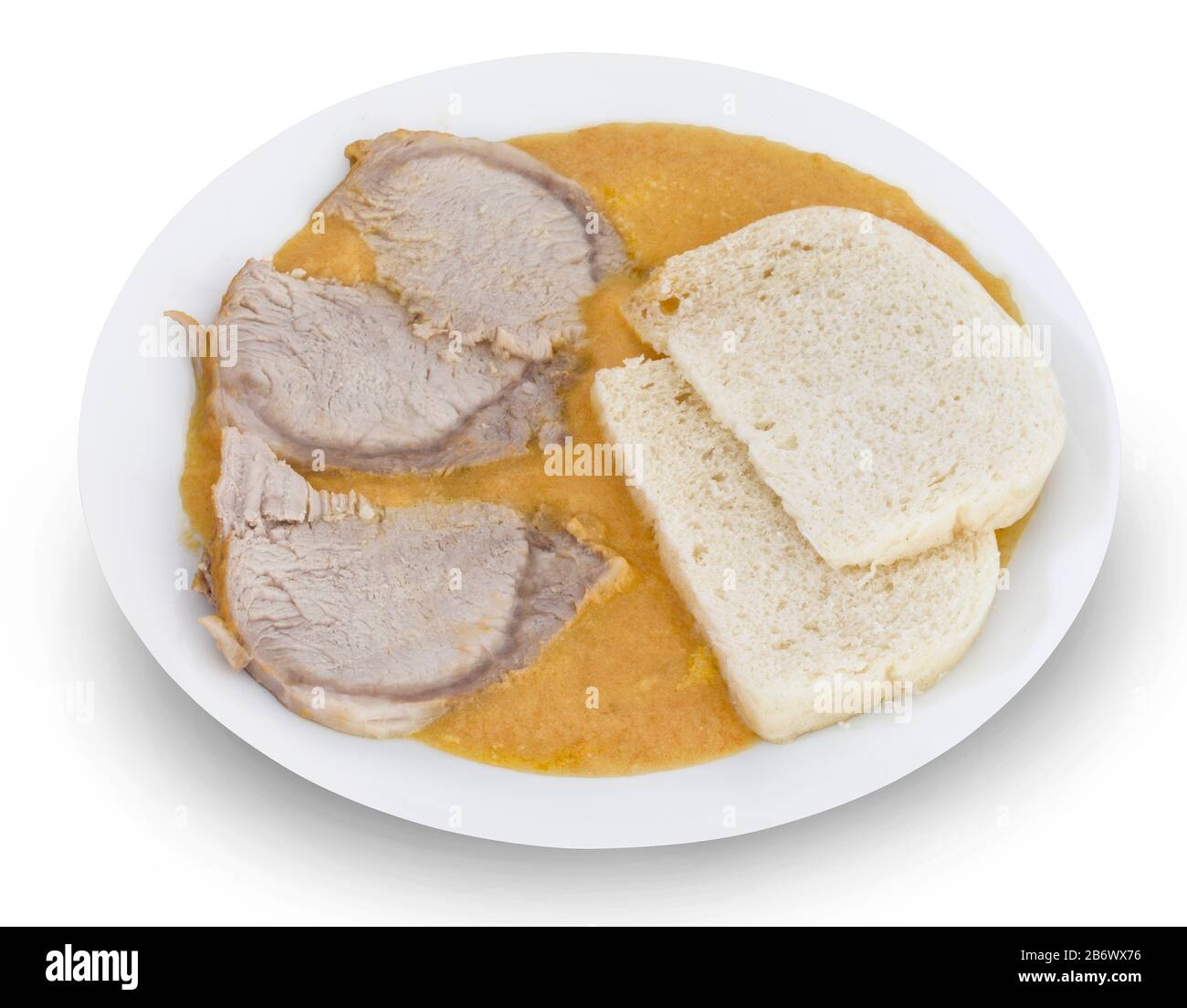 Traditionelle slowakische Küche: Svieckova. Tenderloin auf Creme. Tenderloin auf Keramikplatte. Isoliert auf weißem Hintergrund. Mit Beschneidungspfad (Vektor). Rindfleisch Stockfoto