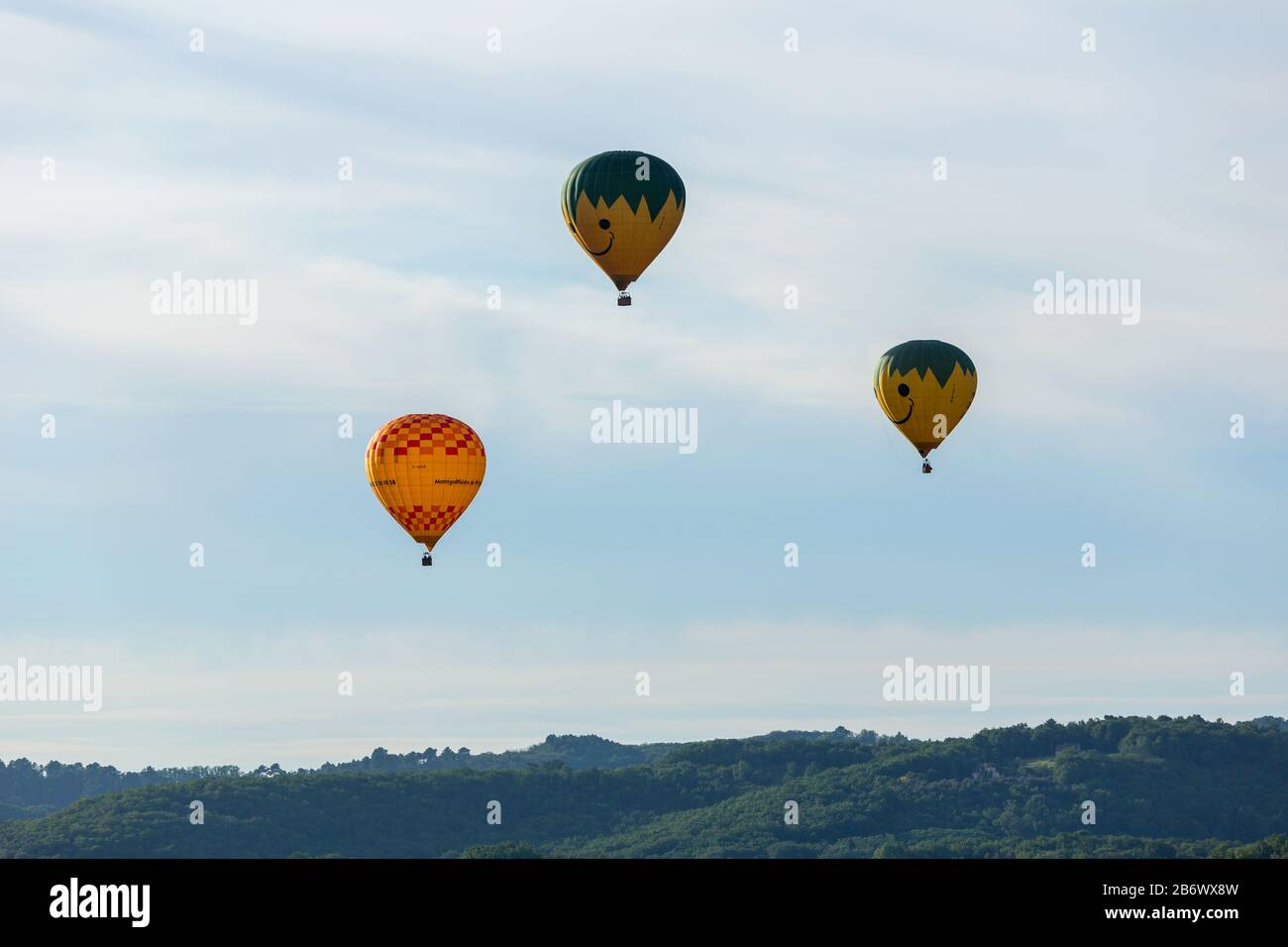 Beynac et Cazenac, Dordogne, Frankreich: 13. August 2019: Heißluftballone fliegen über der Dordogne im Südwesten Frankreichs Stockfoto