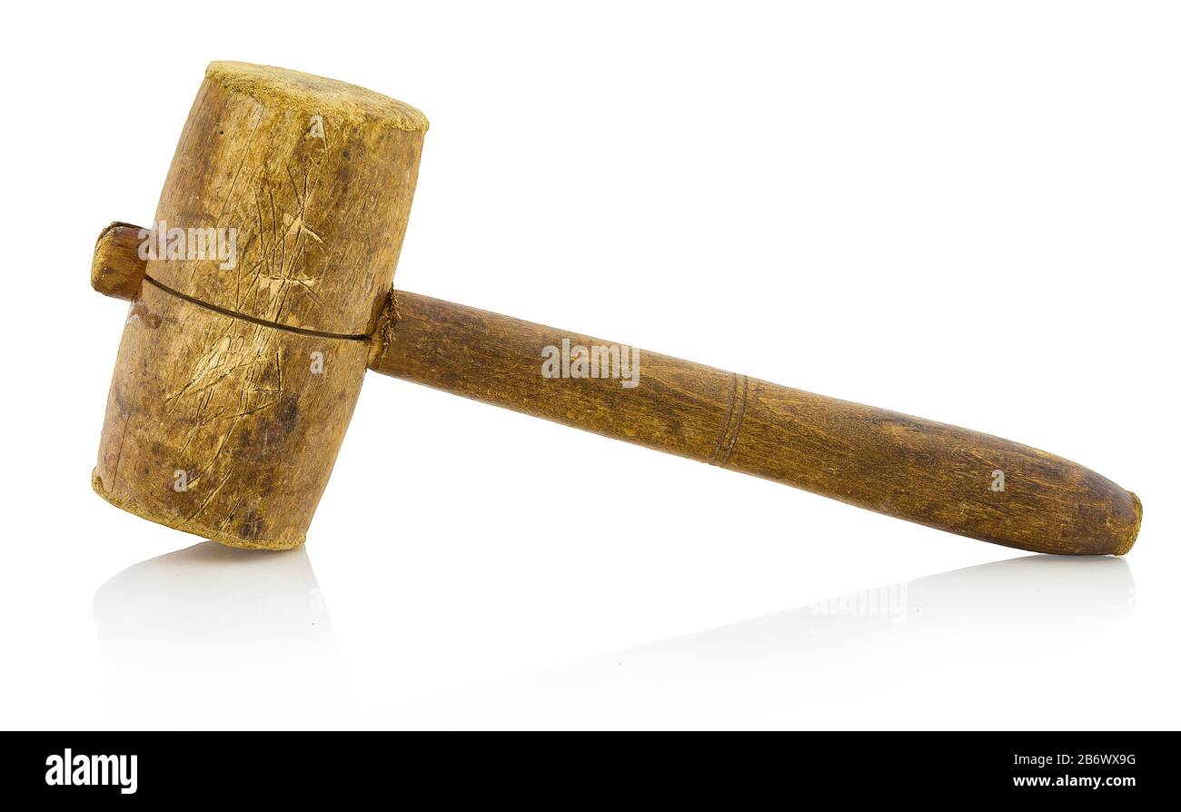 Holzhandhammer. Isoliert auf weißem Hintergrund mit Spiegelreflexion. Mit Beschneidungspfad. Mit Vektorpfad. Gebrauchte alte Hammerhade aus Holz. Stu Stockfoto