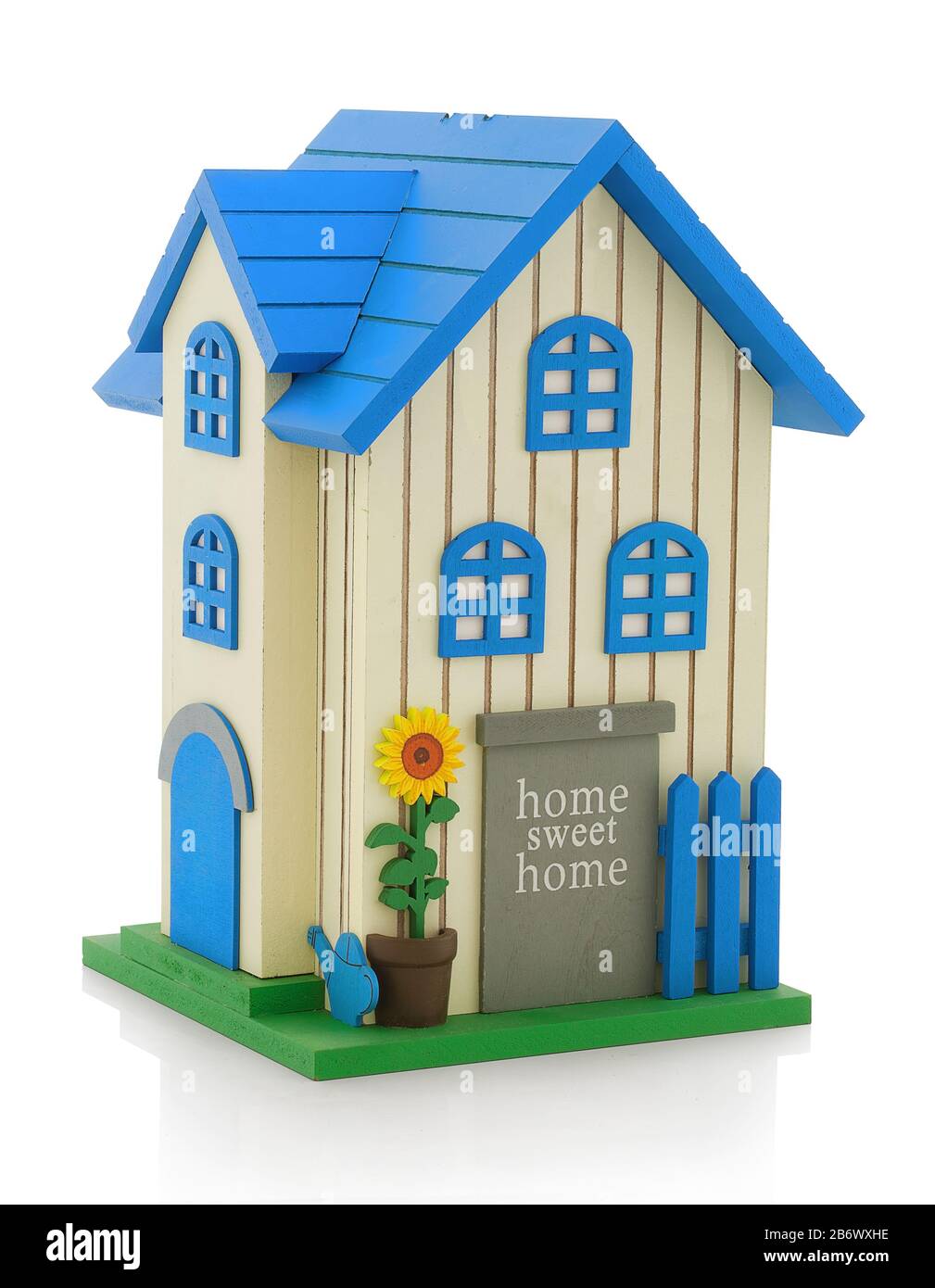 Modell eines Dorfhauses aus Holz. Holzwohnung mit einem Stockwerk. Maquette des idyllischen Landhauses. Isoliert auf weißem Hintergrund mit Schattenreflec Stockfoto