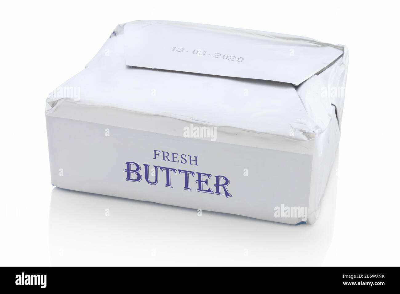 Butterblock aus dem Geschäft mit fiktivem Logo. Isoliert auf weißem Hintergrund mit Spiegelreflexion. Mit Beschneidungspfad. Mit Vektorpfad. Pa Stockfoto