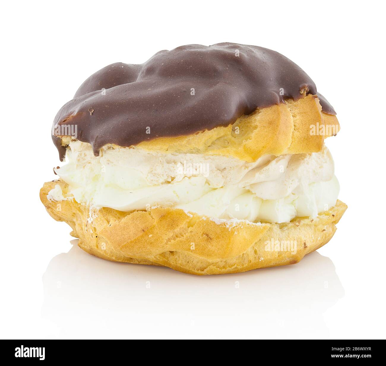 Veternik - traditioneller slowakischer Kuchen isoliert auf weißem Hintergrund mit Beschneidungspfad. Süßes Karamell Beige Dessert mit Schokoladenkappe. Mit Vektorpfad. Stockfoto