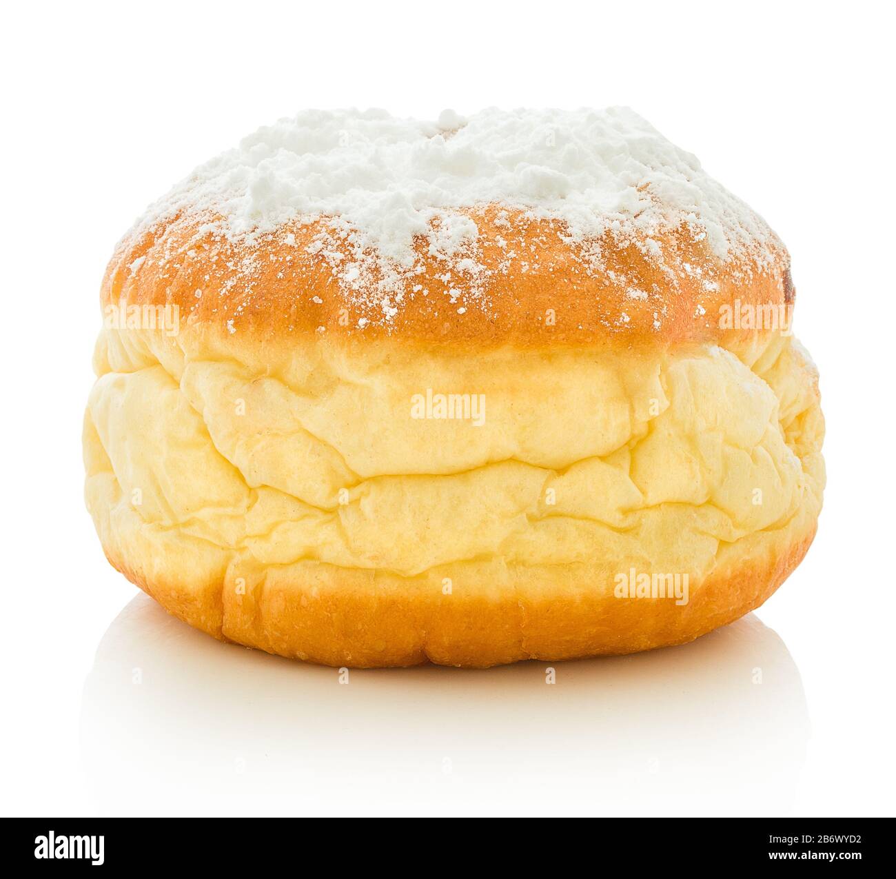 Hausgemachter, frittierter Donut mit Gelee. Auf slowakisch: "šiška". Auf deutsch: "Krepfen". Mit gepudertem Zucker bestreuen. Isoliert auf weißem Hintergrund. Stockfoto
