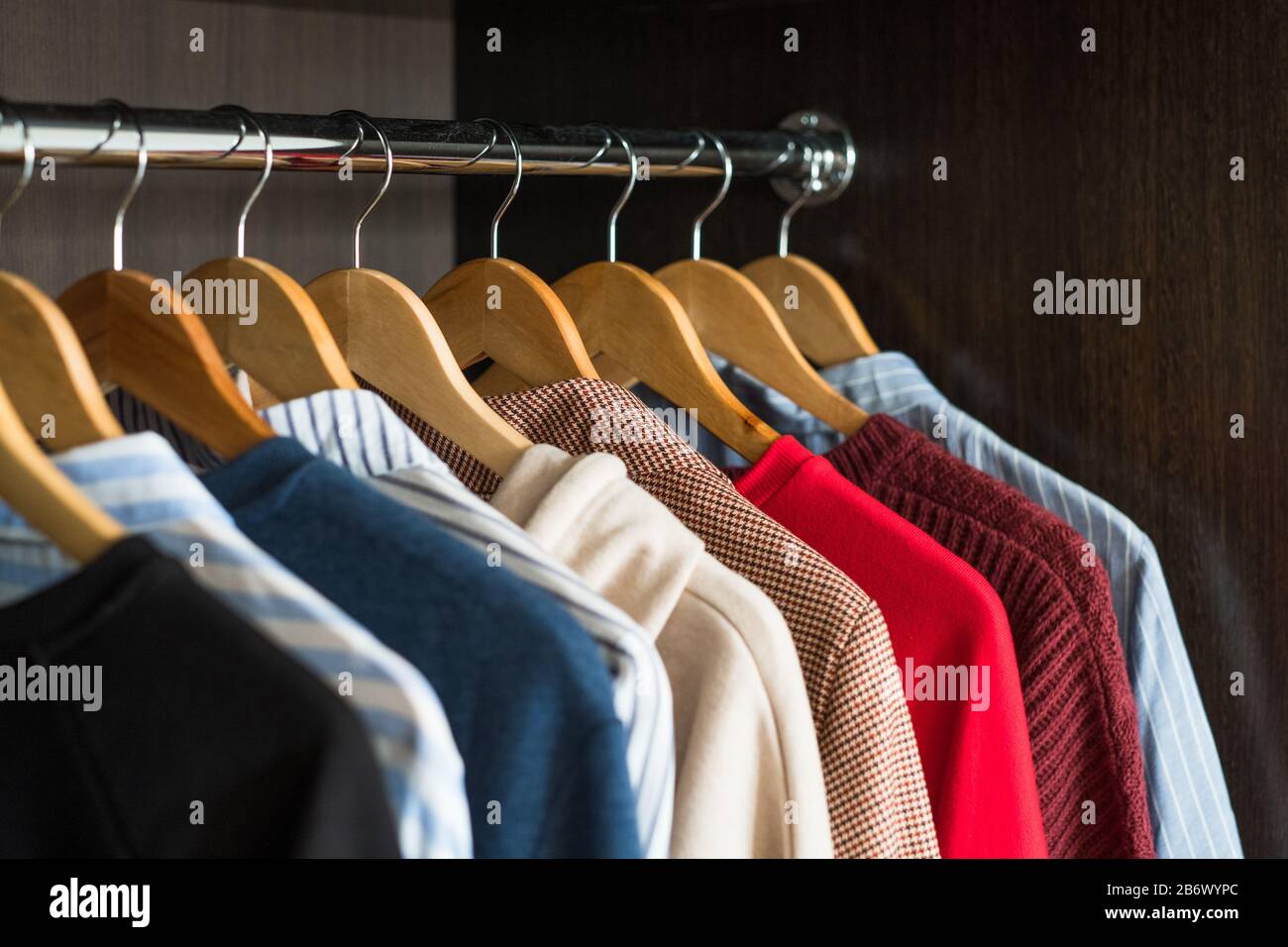 Kleiderbügel mit unterschiedlichen Kleidung im Kleiderschrank Stockfoto