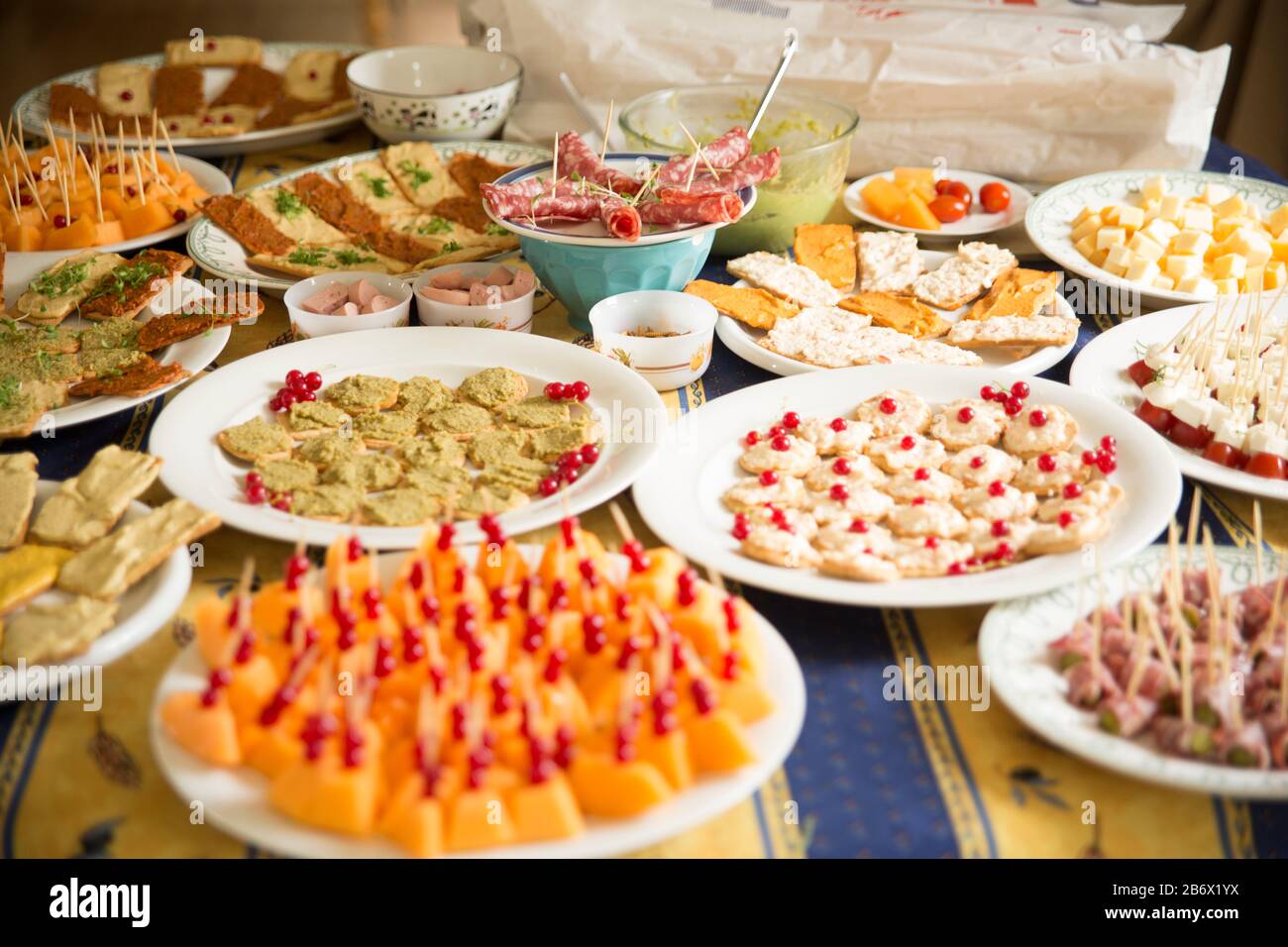 Essen beim Brunch im Sommer auf dem Tisch Stockfoto