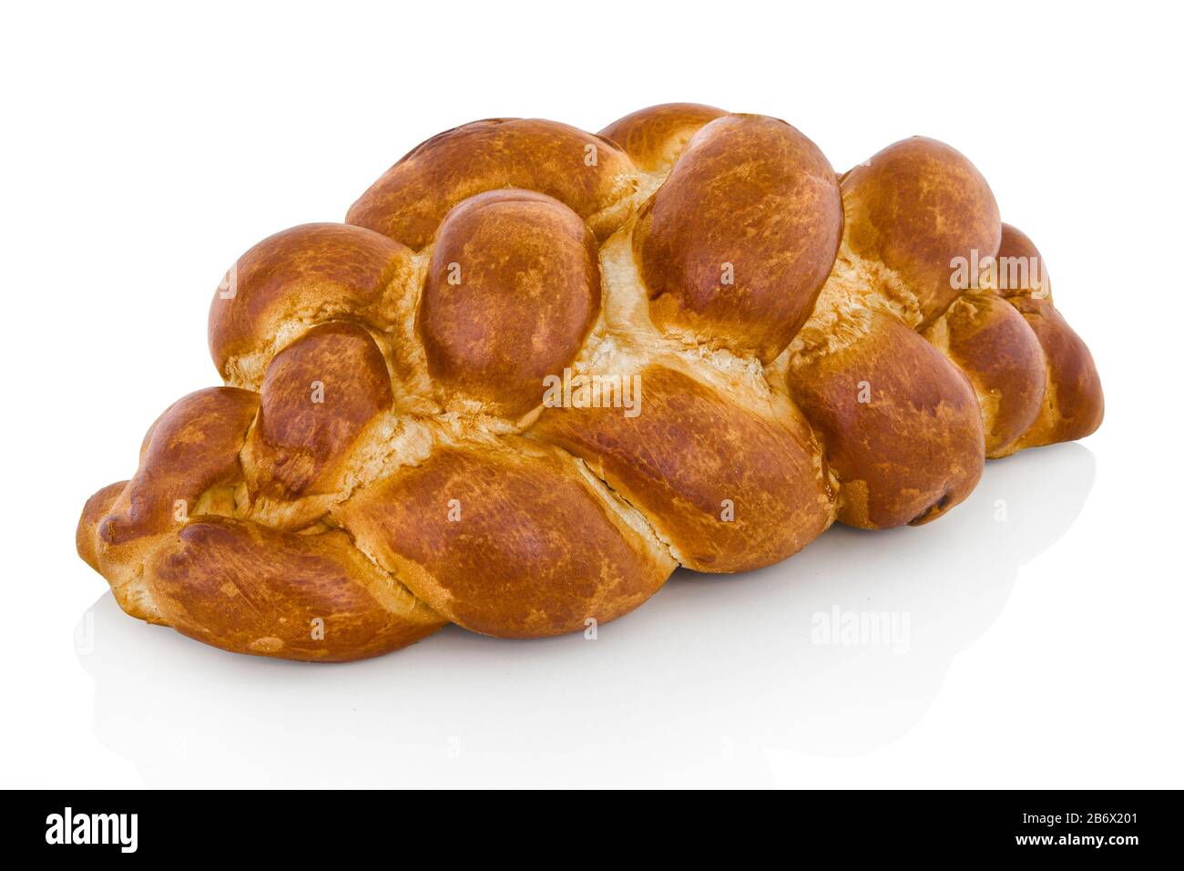 Schickes Brot mit Rosinen auf slowakisch genannt: Vianocka. Süße Brotscheiben mit Laub und ein ganzes Stück im Rücken. Osterbrot. Isoliert auf weiß Stockfoto