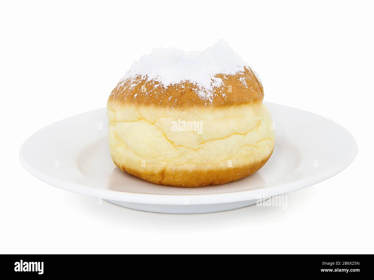 Hausgemachter, frittierter Donut mit Gelee. Auf slowakisch: "siska". Auf deutsch: "Krepfen". Mit gepudertem Zucker bestreuen. Isoliert auf weißem Hintergrund. Stockfoto