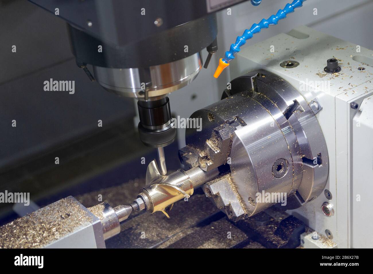 CNC-Drehmaschine oder Drehmaschine Bohren Sie die Metallstange mit dem  Bohrwerkzeug und dem mittleren Bohrwerkzeug. Branche Stockfotografie - Alamy