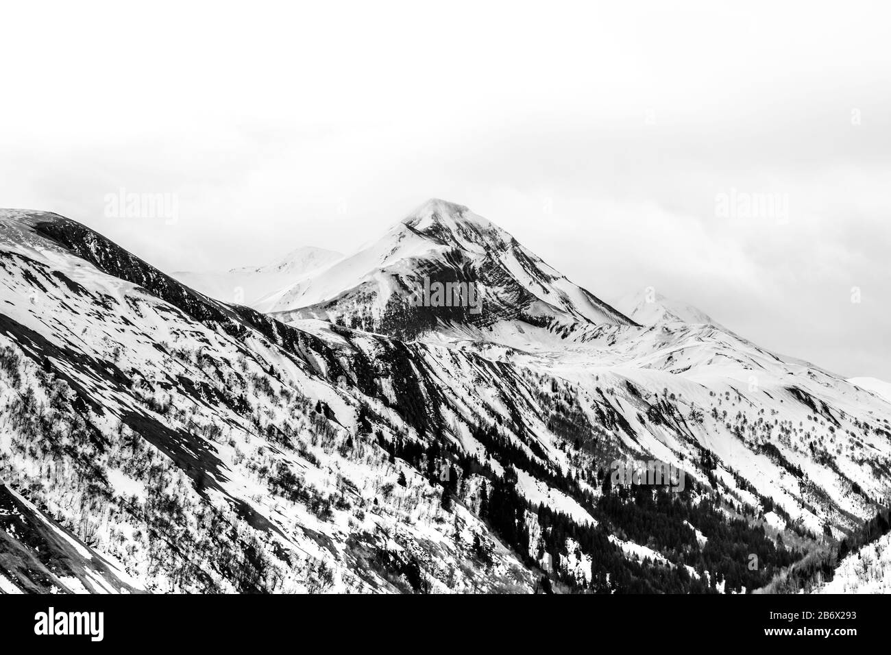 Verschneite Berge im Winter Stockfoto