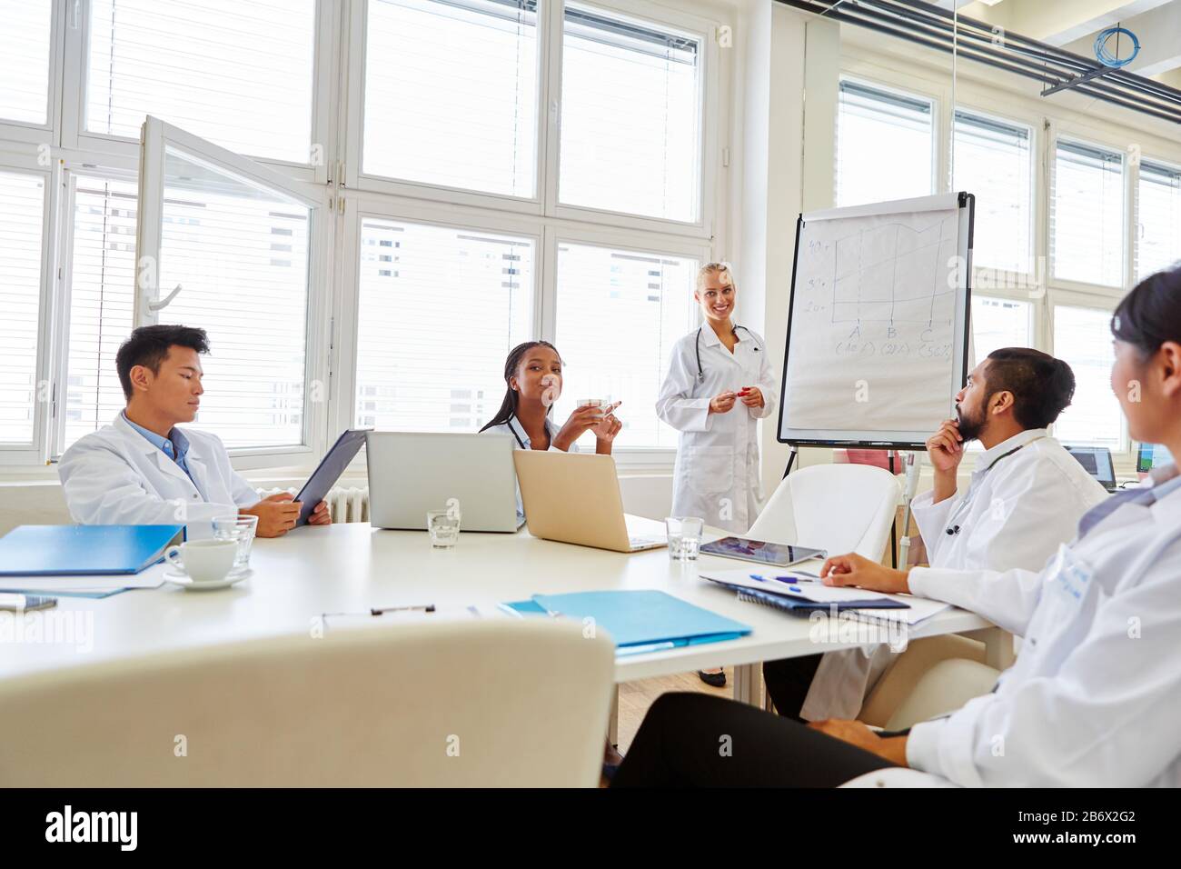 Gruppe von Ärzten in einem Seminar während einer Schulung mit einem Referenten Stockfoto