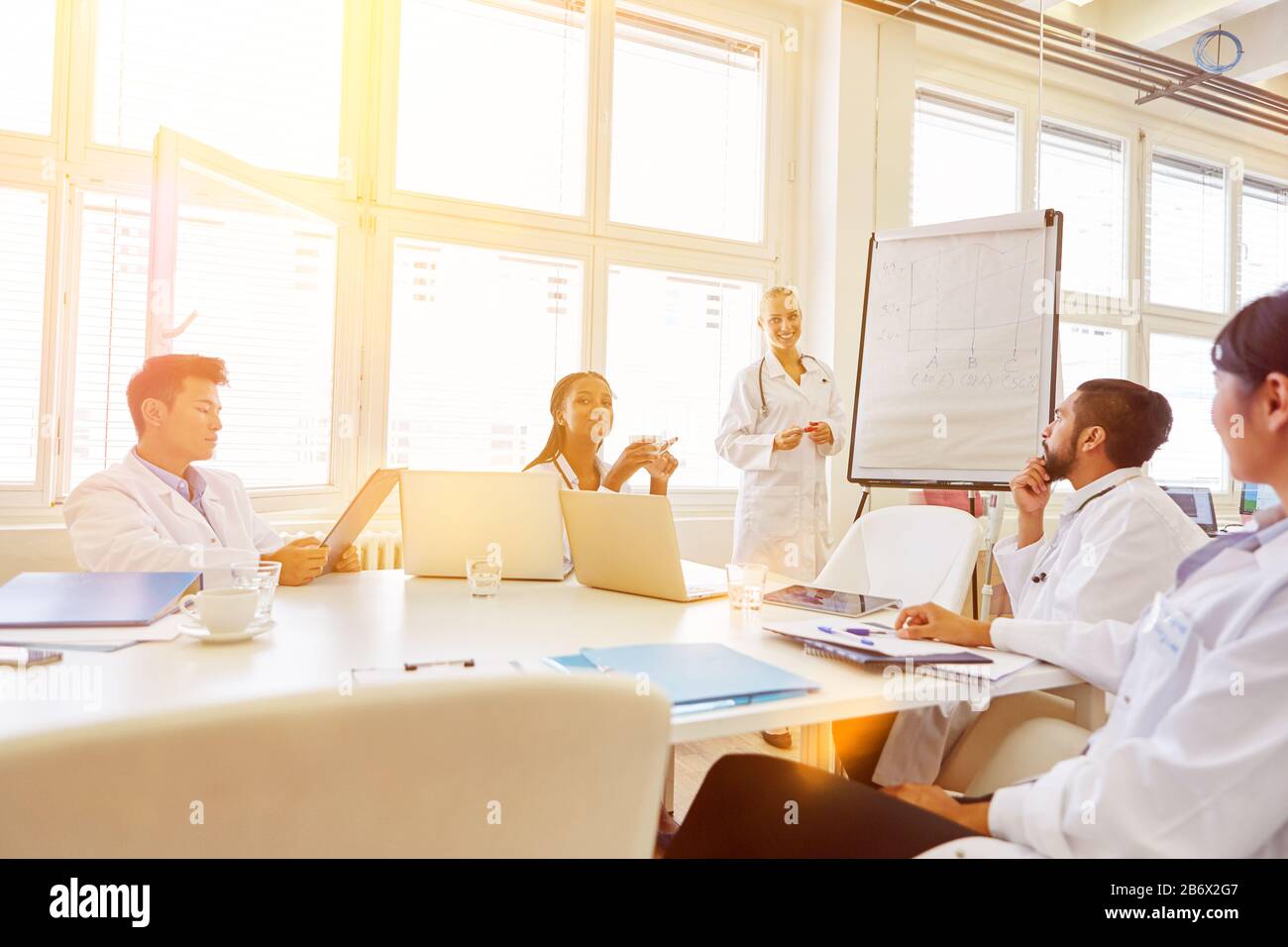 Ärzte lernen in einem Seminar zur Weiterbildung von einem Sprecher Stockfoto