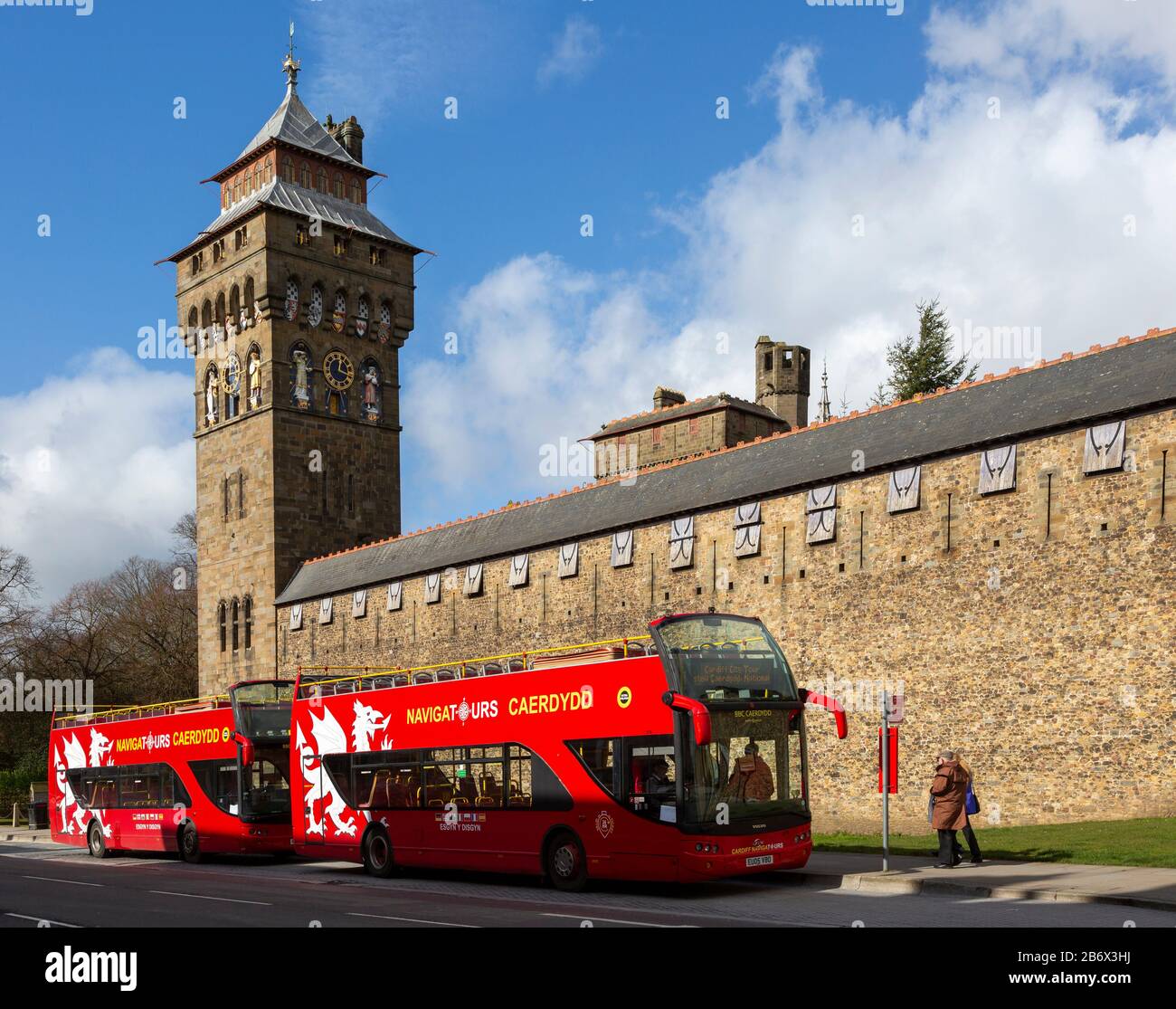 Rote Doppeldecker-Tour-Busse vor Cardiff Castle, Cardiff, South Wales, Großbritannien am Clock Tower Stockfoto