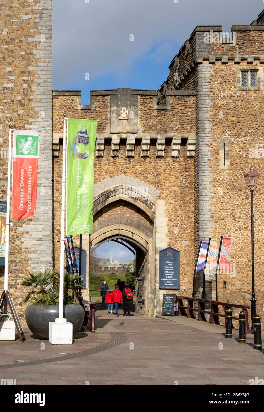 Wände und Eingangstüren zu Cardiff Castle, Cardiff, South Wales, Großbritannien Stockfoto