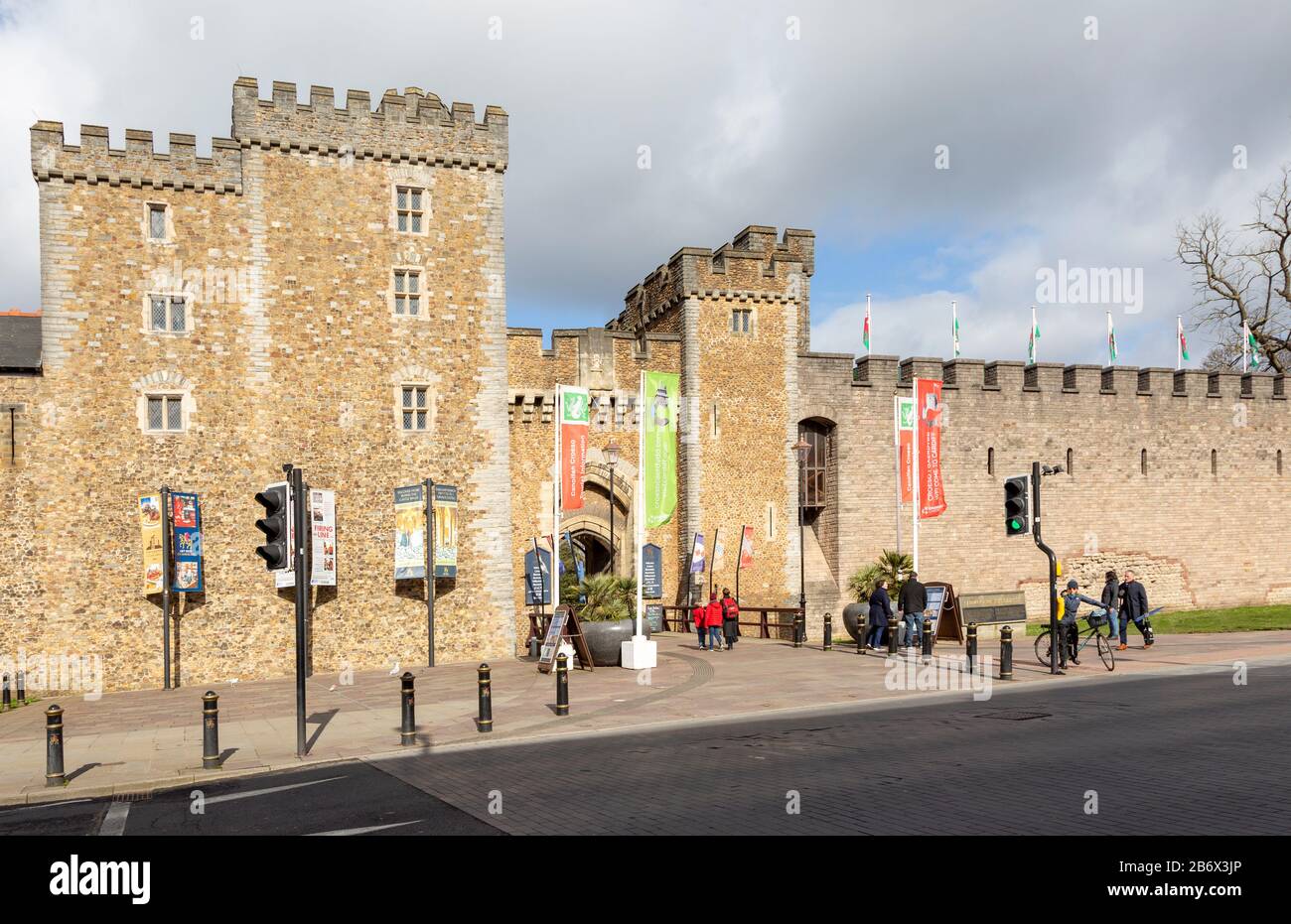 Wände und Eingangstüren zu Cardiff Castle, Cardiff, South Wales, Großbritannien Stockfoto