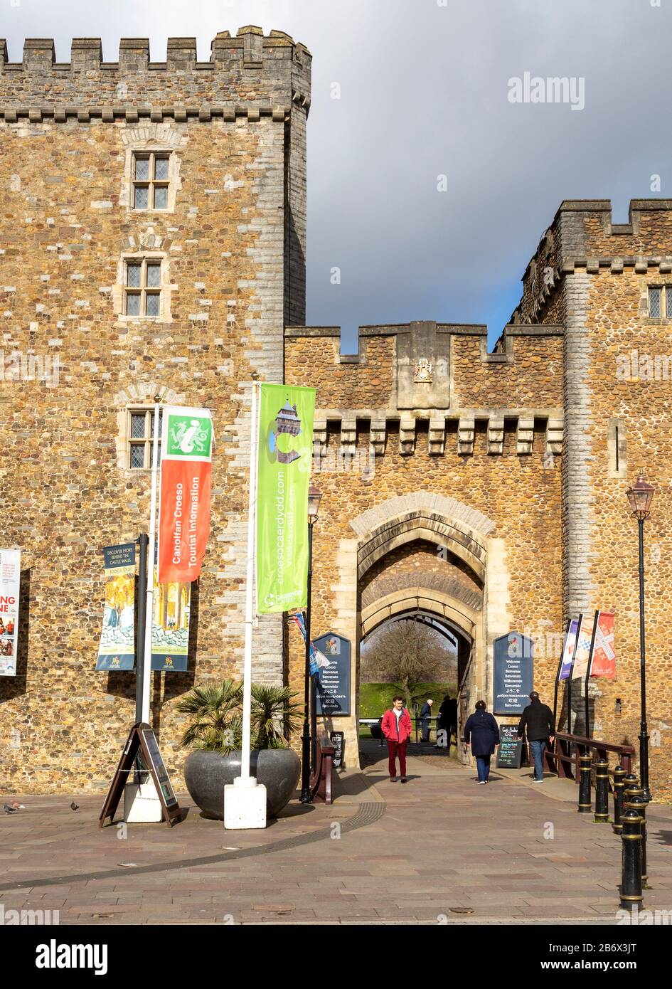 Wände und Eingangstüren zu Cardiff Castle, Cardiff, South Wales, Großbritannien Stockfoto
