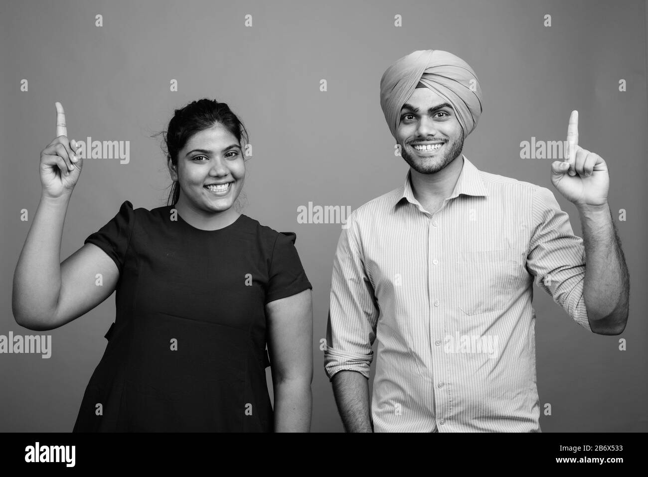 Junges indianisches Paar zusammen und verliebt sich vor grauem Hintergrund Stockfoto