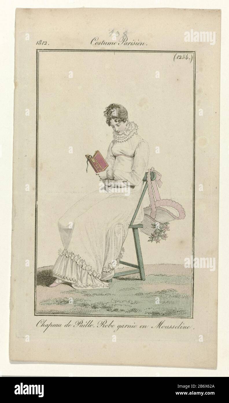 Journal des Dames et des Modes, Kostüm Parisien, 10 septembre 1812, (1254) Chapeau de Paill () Lesende Frau auf einem Stuhl sitzend, mit dem Geländer ein Strohhut, dekoriert mit Blumen. Sie trägt ein Kleid, das mit Muslin geschnitten ist. Hohe Taille und lange Ärmel. Weiteres Zubehör: Haarkamm oder Barrette, Ohrring im linken Ohr, Flachschuh mit gekreuzten Trägern. Das Bild ist Teil des Modemagazins Journal des Dames et des Modes, herausgegeben von Pierre de la Mésangère, Paris, 177-187. Hersteller : Druckmaschine: Anonymer Verleger: Pierre de la MésangèrePlaats Herstellung: Paris Datum: 182 Physisch f. Stockfoto