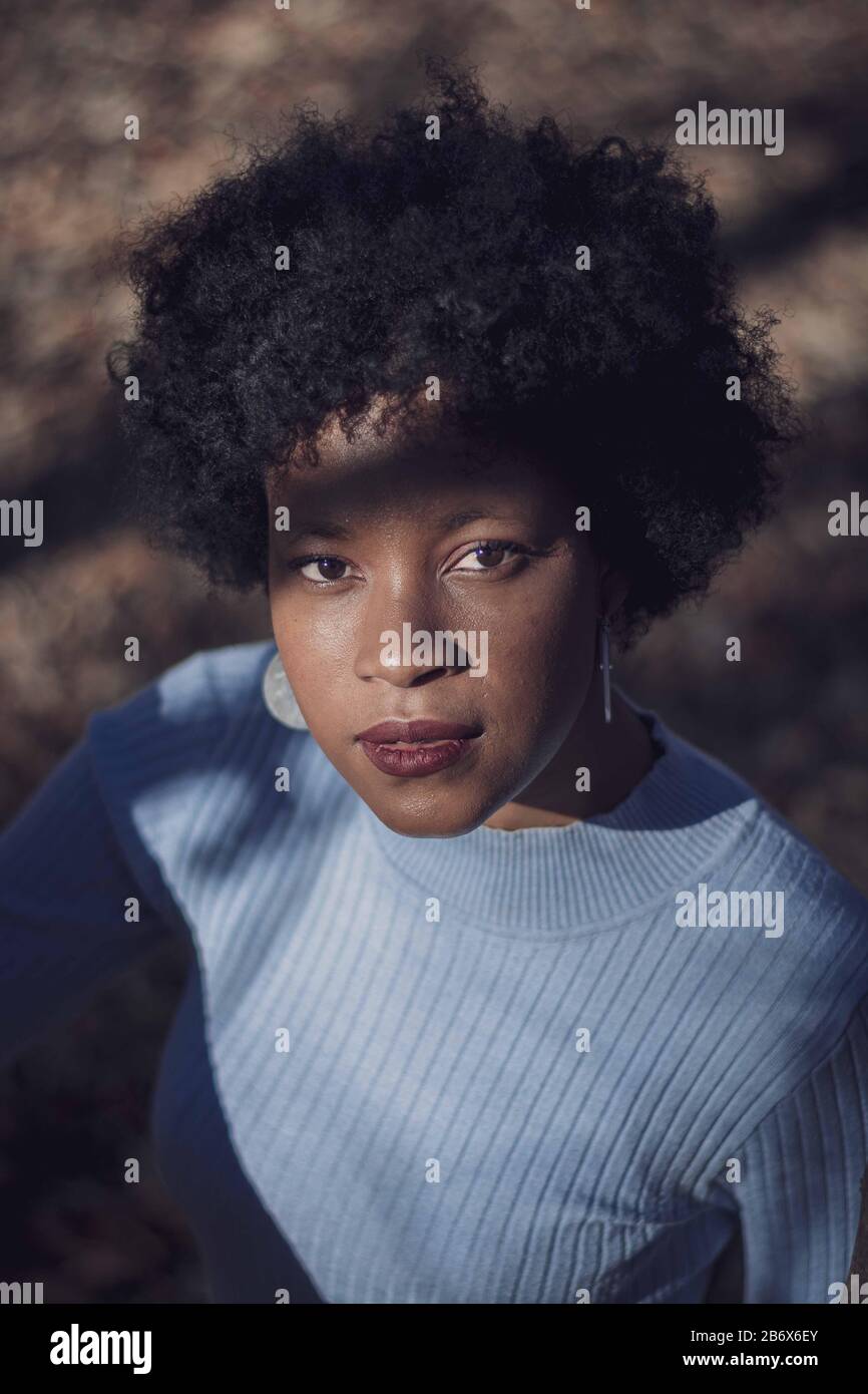 Portrait afro Mädchen schwarz afrikaner schöne Frau mit Blick auf die Kamera Stockfoto